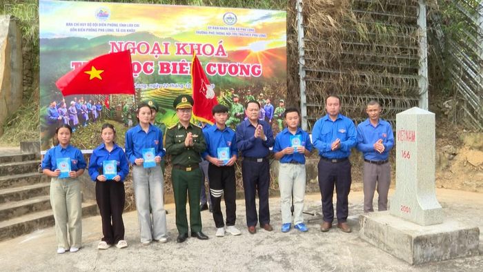 Lễ kết nạp đoàn viên.