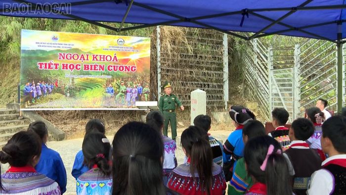 Học sinh Trường Phổ thông nội trú Tiểu học và THCS xã Pha Long tham gia "Tiết học biên cương".