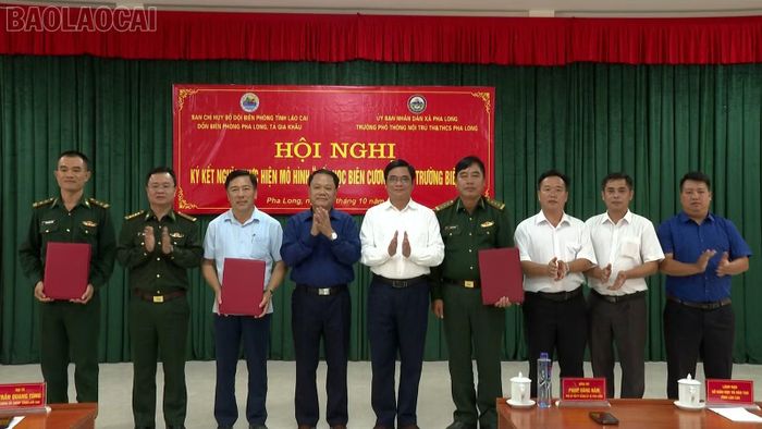 Ký kết nghĩa thực hiện mô hình "Tiết học biên cương - Mái trường biên giới”.