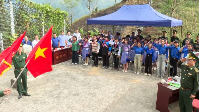 Học sinh chào cờ tại mốc biên giới số 166.