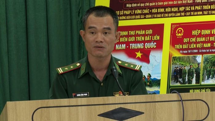 Trung tá Trương Hồng Phong - Đồn trưởng Đồn Biên phòng Pha Long báo cáo kết quả công tác chuẩn bị và các nội dung thực hiện mô hình "Tiết học biên cương - Mái trường biên giới".