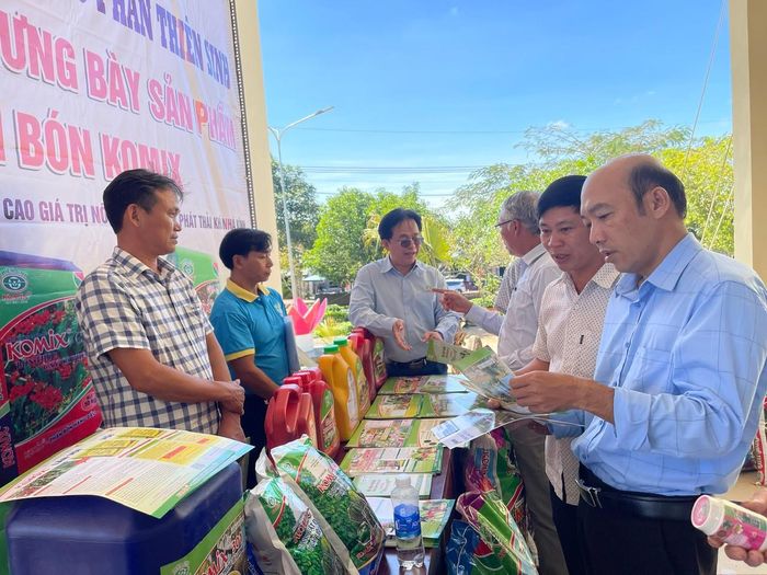 Các mặt hàng vật tư nông nghiệp sản xuất trong nước được trưng bày, giới thiệu tại xã Đức An