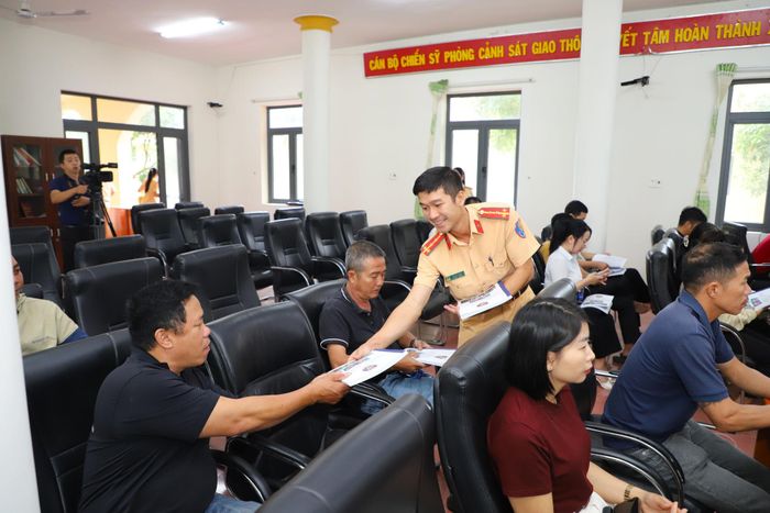 Tuyên truyền, ký cam kết chấp hành pháp luật về trật tự, an toàn giao thông cho doanh nghiệp kinh doanh vận tải hàng hóa, hành khách