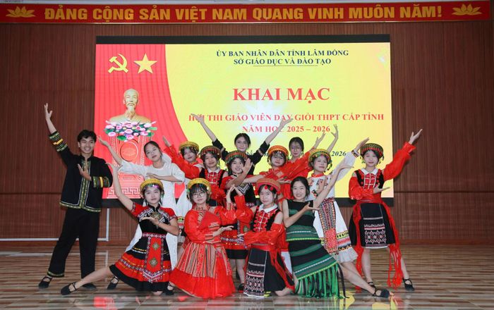 Tiết mục văn nghệ của các thành viên CLB Văn nghệ Trường THPT chuyên Nguyễn Chí Thanh