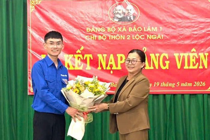 Những đoàn viên, thanh niên ưu tú ở địa phương vinh dự được kết nạp Đảng tại các chi bộ nông thôn