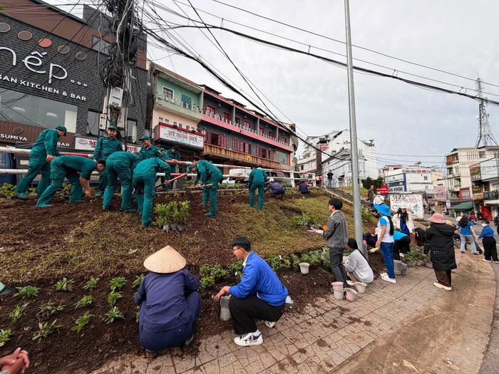 Các cơ quan, đơn vị phường Xuân Hương - Đà Lạt ra quân hưởng ứng chiến dịch “Người người trồng hoa, nhà nhà trồng hoa, cây xanh chào mừng Festival Hoa Đà Lạt lần thứ XI năm 2026”