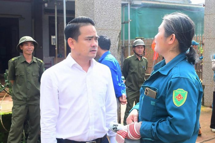Bí thư Đảng ủy xã Đức An Trần Mạnh Hùng trực tiếp tuyên truyền, trả lời các kiến nghị của người dân trong quá trình vận động. (Ảnh: Vương Hợp)