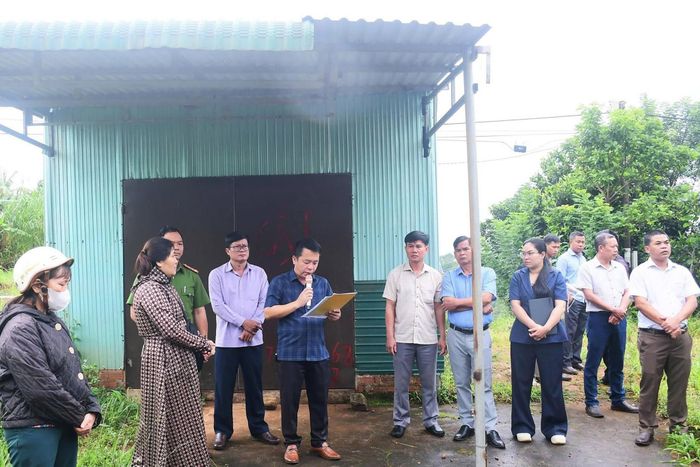 Lãnh đạo xã Đức An tuyên truyền, vận động người vi phạm đất đai tại thôn 5 khắc phục hậu quả. (Ảnh: Vương Hợp)