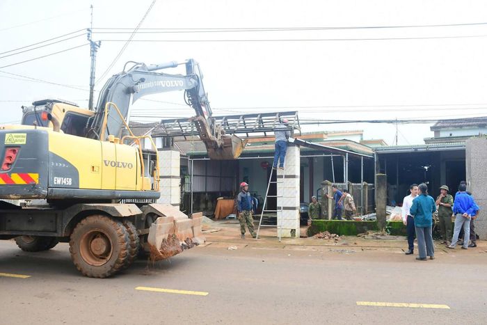Nhân lực, vật lực được xã Đức An điều động đến hiện trường để hỗ trợ người dân tháo dỡ công trình. (Ảnh: Vương Hợp)