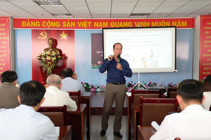 Chuyên gia của Trung tâm Đào tạo, Viện Nghiên cứu hạt nhân truyền đạt kiến thức về bức xạ hạt nhân