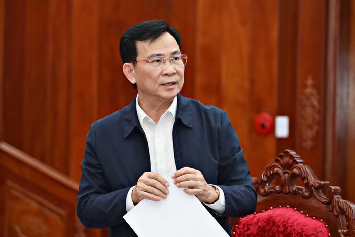 Đồng chí Hồ Văn Mười, Ủy viên Ban Chấp hành Trung ương Đảng, Phó Bí thư Tỉnh ủy, Chủ tịch UBND tỉnh thông qua tờ trình của Ban Thường vụ Tỉnh ủy về điều chỉnh chủ trương đầu tư dự án Xây dựng đường bộ cao tốc Tân Phú - Bảo Lộc