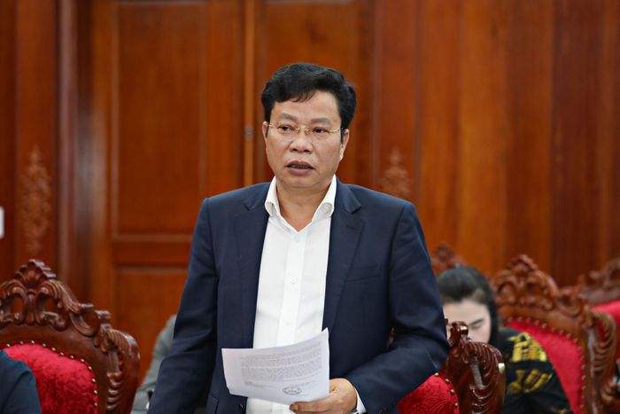 Đồng chí Lưu Văn Trung, Phó Bí thư Tỉnh ủy, Chủ tịch HĐND tỉnh điều hành phần thảo luận tại hội nghị