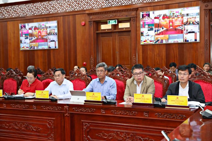 Các đồng chí lãnh đạo HĐND tỉnh và UBND tỉnh tham dự hội nghị