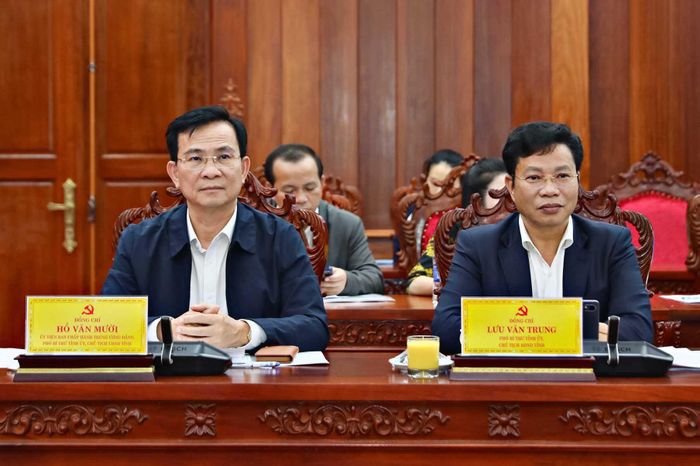 Đồng chí Hồ Văn Mười, Ủy viên Ban Chấp hành Trung ương Đảng, Phó Bí thư Tỉnh ủy, Chủ tịch UBND tỉnh (bên trái) và đồng chí Lưu Văn Trung, Phó Bí thư Tỉnh ủy, Chủ tịch HĐND tỉnh Lâm Đồng (bên phải) tham dự hội nghị