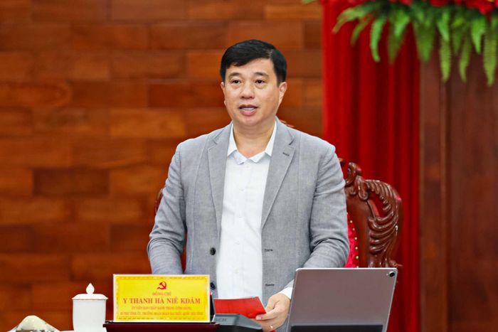 Đồng chí Y Thanh Hà Niê Kđăm, Ủy viên Ban Chấp hành Trung ương Đảng, Bí thư Tỉnh ủy, Trưởng Đoàn ĐBQH tỉnh Lâm Đồng phát biểu kết luận hội nghị