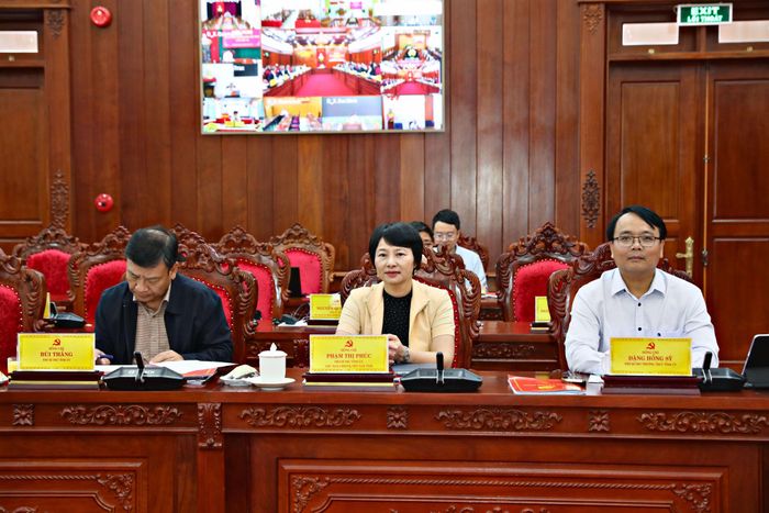 Các đồng chí Đặng Hồng Sỹ, Phó Bí thư Thường trực Tỉnh ủy (bên phải); Phạm Thị Phúc, Phó Bí thư Tỉnh ủy, Chủ tịch Ủy ban MTTQ Việt Nam tỉnh (ở giữa); Bùi Thắng (bên trái), Phó Bí thư Tỉnh ủy tham dự hội nghị