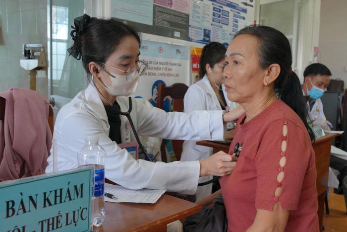Đội ngũ y, bác sĩ thực hiện công tác thăm, khám bệnh cho Nhân dân địa phương