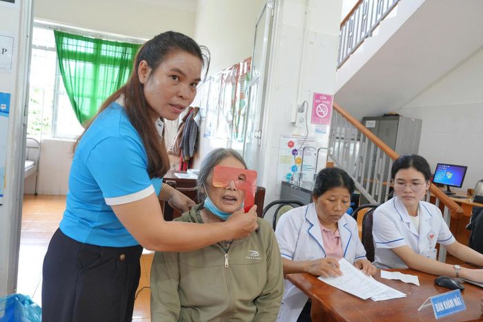 Các tình nguyện viên của Hội LHPN giúp các y bác sĩ trong quá trình thăm, khám bệnh