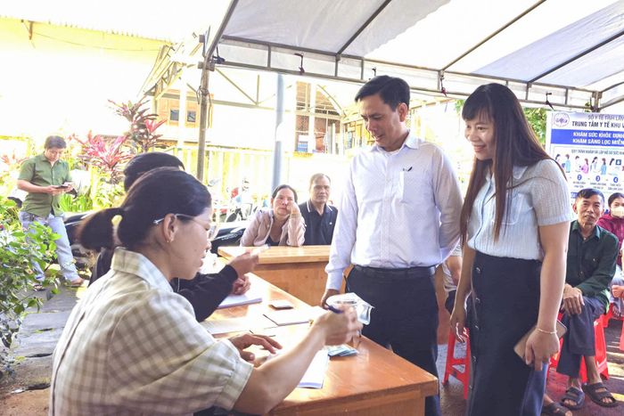 Ông Nguyễn Văn Tám (áo trắng) - Chủ tịch UBND xã Bảo Lâm 4 thăm, nắm tình hình và động viên đội ngũ y bác sĩ
