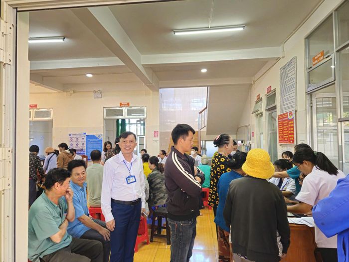 Ông Mai Xuân Lợi (áo trắng, đeo bảng tên) - Phó Chủ tịch UBND xã Bảo Lâm 4 thăm, nắm tình hình tại một số điểm diễn ra khám bệnh