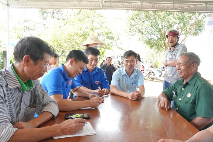 Tuổi trẻ xã Bảo Lâm 4 tích cực hỗ trợ người dân khi đến thăm, khám bệnh