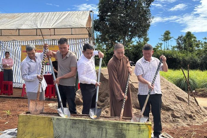 Thực hiện nghi thức khởi công, xây dựng ngôi nhà mới