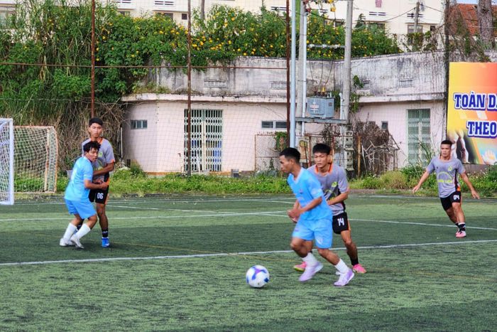 Pha bóng tranh chấp giữa đội Ngôi sao sáng gặp đội Bắc Bình