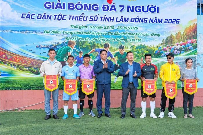 Ban Tổ chức trao cờ lưu niệm cho các đội bóng