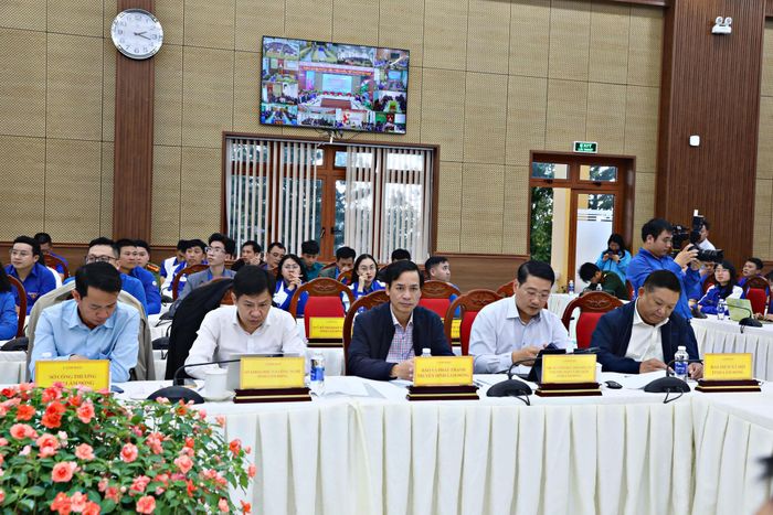 Lãnh đạo các sở, ngành tham dự hội nghị