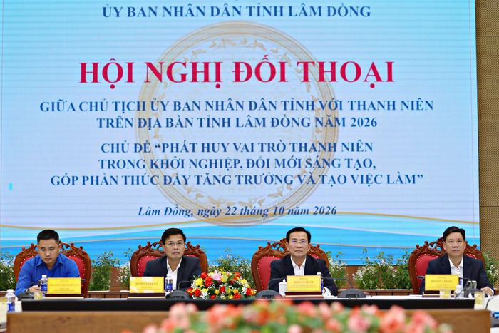 Các đồng chí chủ trì Hội nghị đối thoại giữa lãnh đạo tỉnh với thanh niên Lâm Đồng