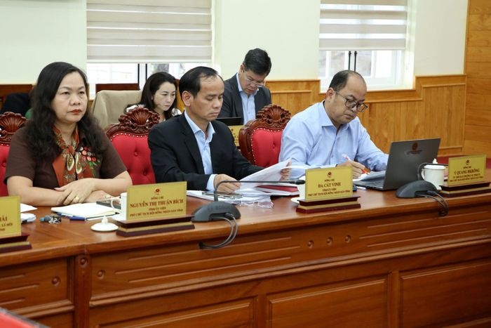 Các đồng chí Phó Chủ tịch HĐND tỉnh tham dự phiên họp