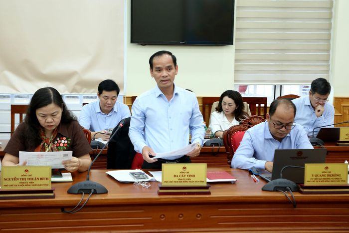 Đồng chí Đa Cát Vinh, Tỉnh ủy viên, Phó Chủ tịch HĐND tỉnh, kiêm Trưởng Ban Dân tộc HĐND tỉnh trình bày tờ trình liên quan đến vấn đề dân tộc tại phiên họp