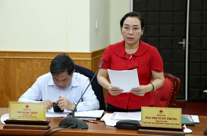 Đồng chí Mai Thị Xuân Trung, Tỉnh ủy viên, Phó Chủ tịch HĐND tỉnh kiêm Trưởng Ban Pháp chế HĐND tỉnh Lâm Đồng trình bày các tờ trình liên quan đến lĩnh vực pháp chế