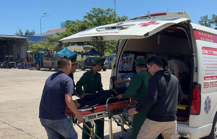 Thuyền viên bị nạn được Đồn Biên phòng Thanh hải tiếp nhận bàn giao cho Bệnh viện Đa khoa Bình Thuận để tiếp tục điều trị, theo dõi sức khỏe