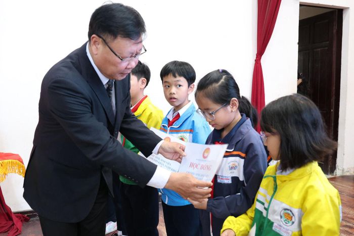 Phó Chủ tịch Thường trực Hội Khuyến học tỉnh Đỗ Hoàng Tuấn tặng học bổng cho các em học sinh