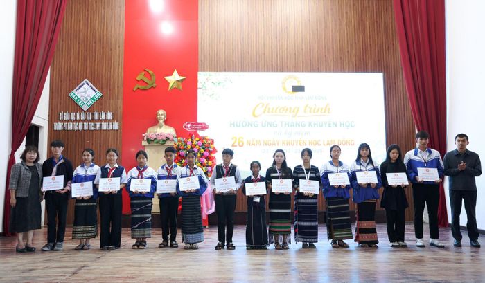 Tặng học bổng cho các em học sinh có hoàn cảnh khó khăn vươn lên trong học tập