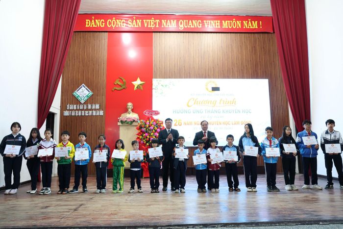 Tặng học bổng cho các em học sinh có hoàn cảnh khó khăn vươn lên trong học tập 