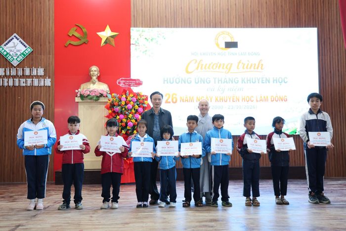 Tặng học bổng cho các em học sinh có hoàn cảnh khó khăn vươn lên trong học tập