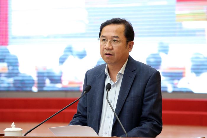 Đồng chí Tôn Thiện Đồng, Ủy viên Ban Thường vụ Tỉnh ủy, Trưởng Ban Tổ chức Tỉnh ủy trình bày tham luận tại hội nghị