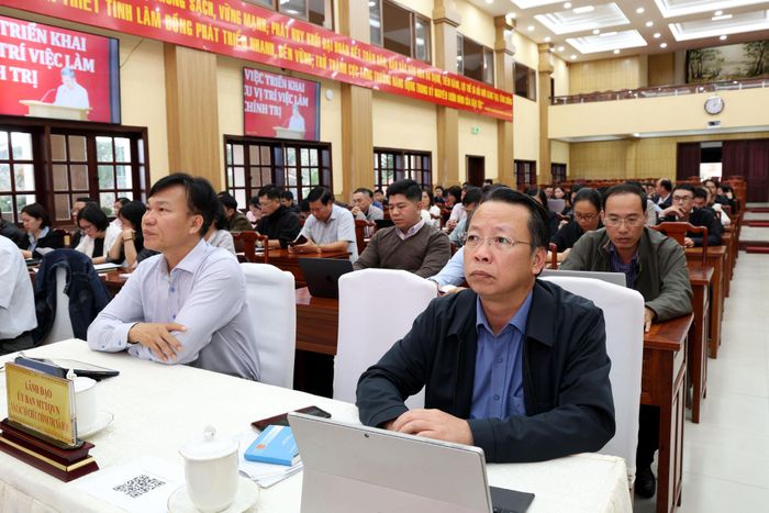 Các đại biểu được hướng dẫn sử dụng bộ biểu mẫu Excel để rà soát nhiệm vụ, hoàn thiện VTVL, xác định nhu cầu nhân lực
