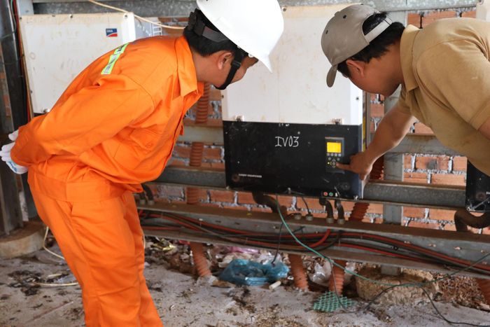 Nhân viên ngành điện hướng dẫn sử dụng điện an toàn tại hộ dân có sử dụng điện mái nhà tại Krông Nô