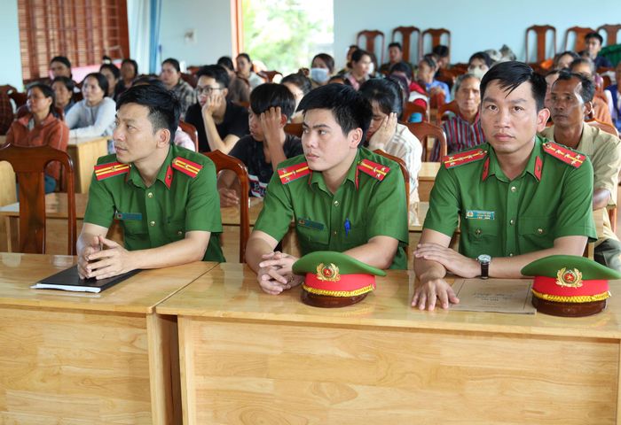 Cán bộ, chỉ huy Đội Chữa cháy và CNCH khu vực 10 và Công an xã Nam Thành dự hội nghị