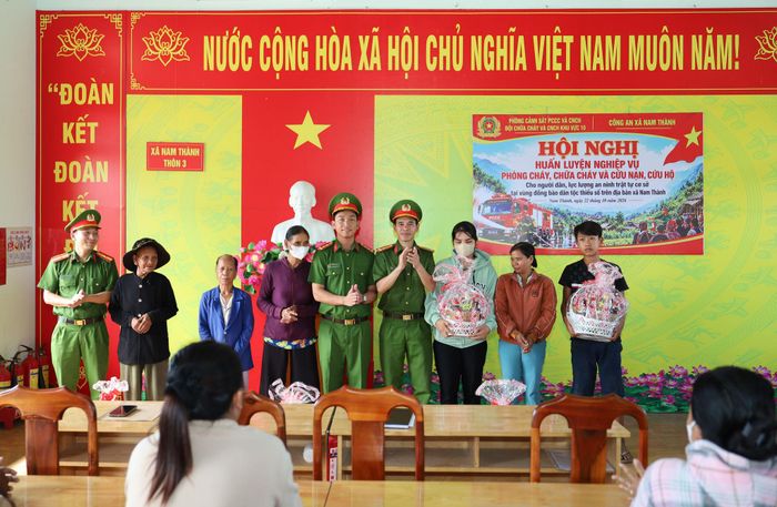 Đội Chữa cháy và CNCH khu vực 10 và Công an xã Nam Thành trao quà cho các hộ gia đình có hoàn cảnh khó khăn tham gia chương trình