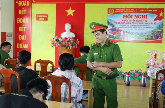 Cán bộ Đội Chữa cháy và CNCH khu vực 10 phổ biến kiến thức PCCC cho người dân