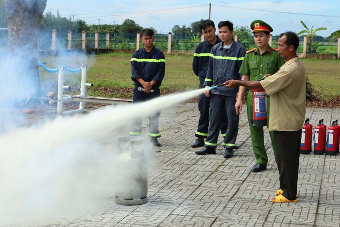 Người dân được thực hành kỹ năng dập tắt đám cháy bẳng bình chữa cháy xách tay