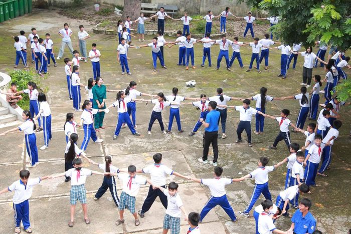 Tiết học ngoại khóa tại một trường tiểu học ở Lâm Đồng