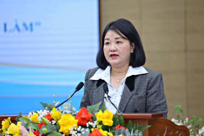 Bà Lê Thị Thêu, Phó Giám đốc Sở Nội vụ tỉnh Lâm Đồng, trả lời kiến nghị của thanh niên về chính sách việc làm cho sinh viên và thanh niên trên địa bàn tỉnh