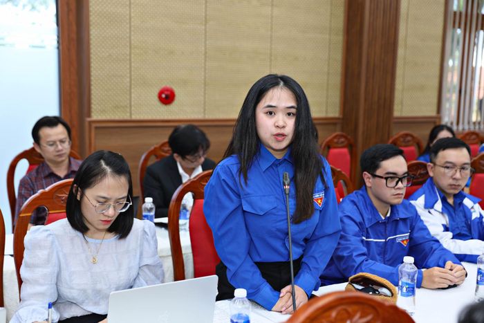 Bạn Đậu Khánh Huyền, sinh viên Trường Cao đẳng Đà Lạt kiến nghị tỉnh có cơ chế hỗ trợ thiết thực các mô hình khởi nghiệp của đoàn viên, thanh niên, trong đó có các bạn sinh viên