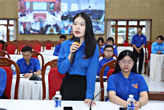 Chị Trần Thị Hiền, đoàn viên Đoàn thanh niên Bệnh viện Đa khoa tỉnh Lâm Đồng kiến nghị giải pháp huy động lực lượng thanh niên tham gia lĩnh vực y tế trên các địa bàn