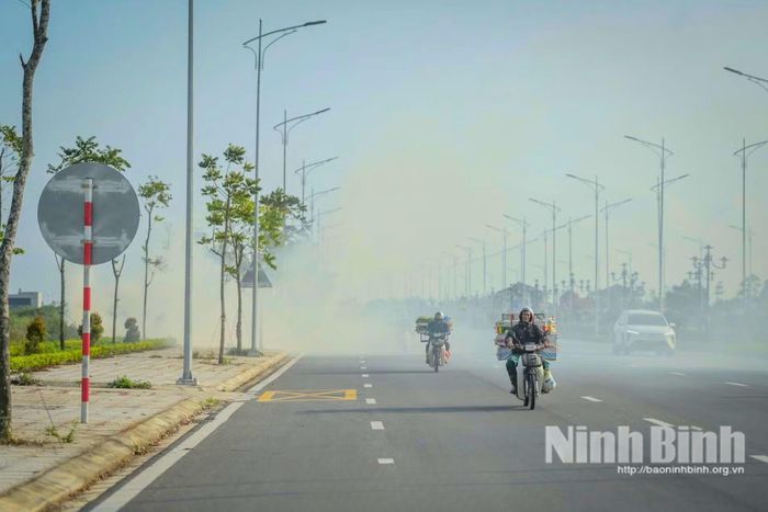 Việc đốt rơm rạ ngay sát tuyến đường Nam Định - Lạc Quần - đường bộ ven biển thuộc địa bàn phường Hồng Quang gây khuất tầm nhìn.